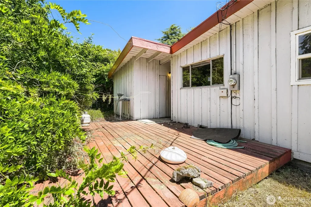 16615 10th Avenue SW Burien WA 98166