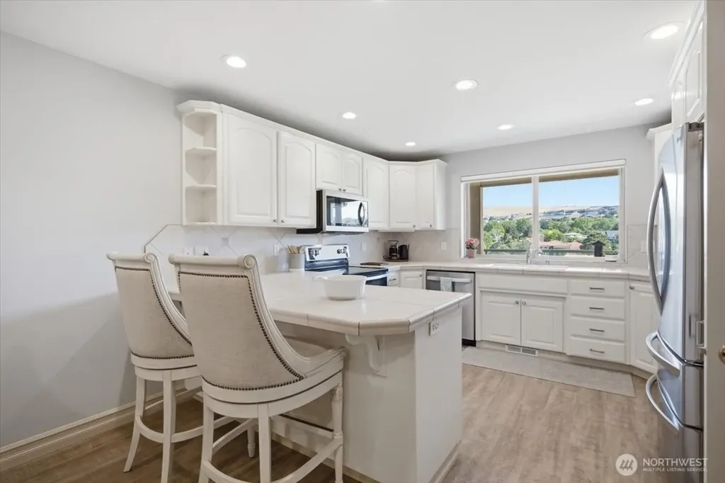 3710 W Canyon Lakes Drive Kennewick WA 99337