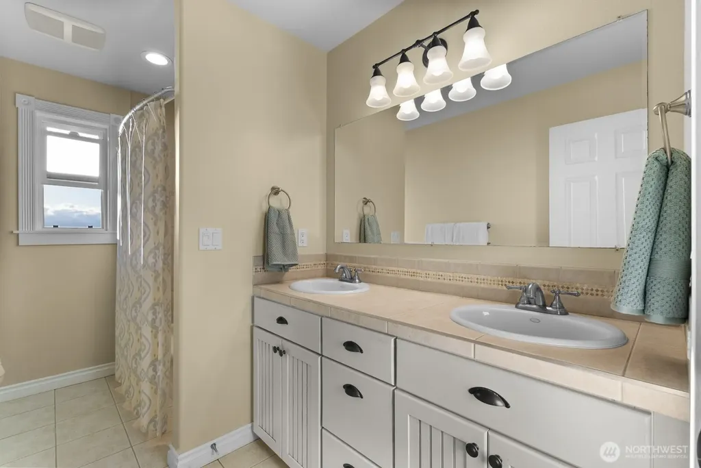 2717 E Lidstrom Hill Road Port Orchard WA 98366