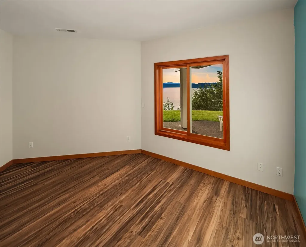 8204 East Side Drive NE Tacoma WA 98422