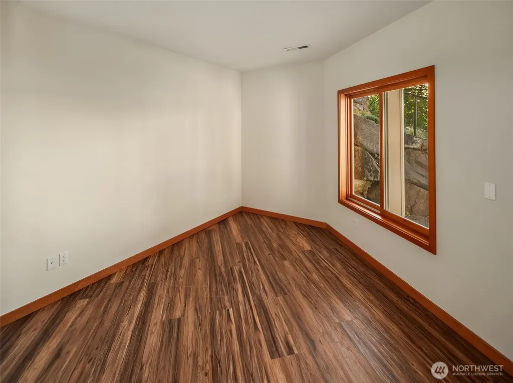 8204 East Side Drive NE Tacoma WA 98422