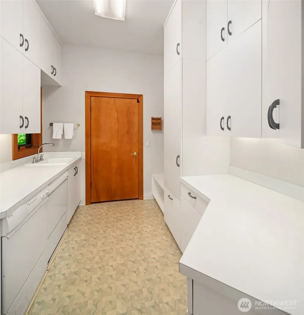 8204 East Side Drive NE Tacoma WA 98422