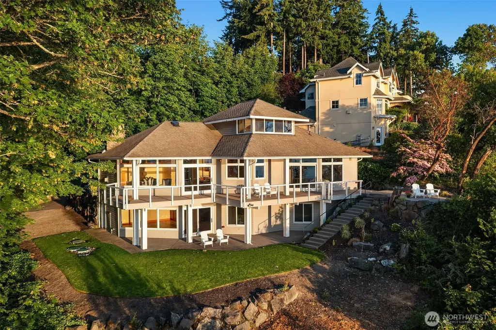 8204 East Side Drive NE Tacoma WA 98422