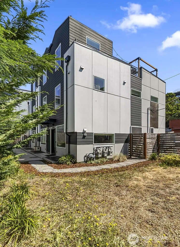 5244 Brooklyn Avenue NE Seattle WA 98105