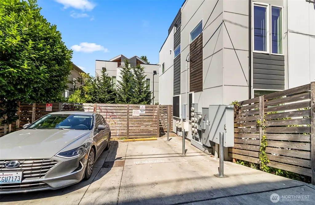 5244 Brooklyn Avenue NE Seattle WA 98105