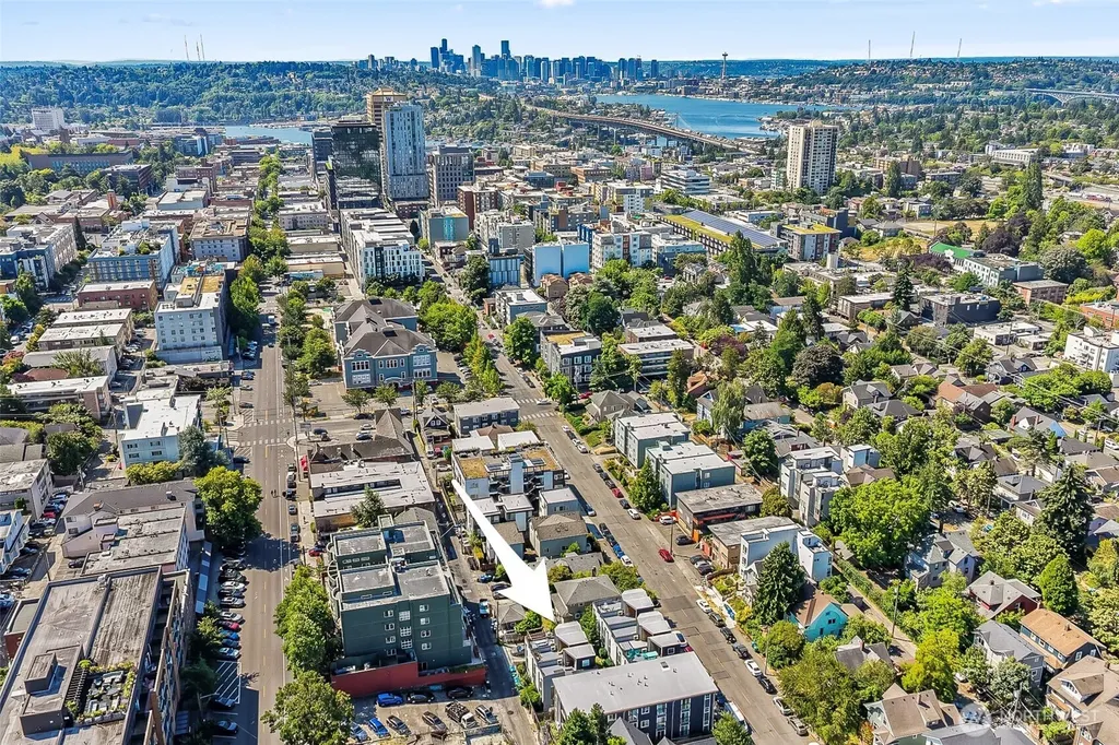 5244 Brooklyn Avenue NE Seattle WA 98105