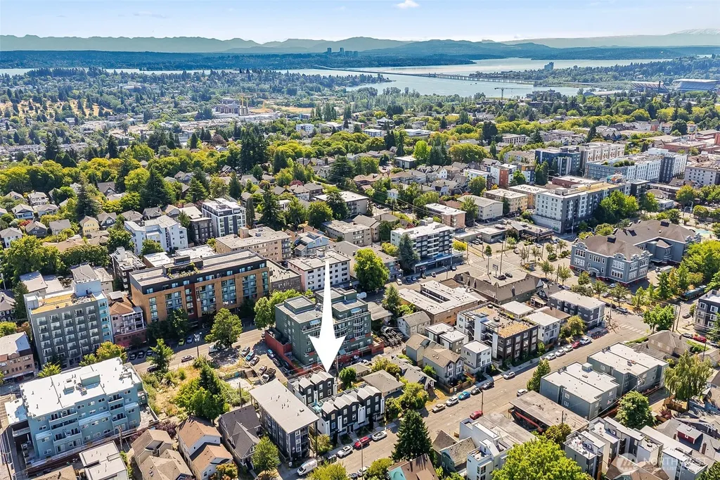5244 Brooklyn Avenue NE Seattle WA 98105