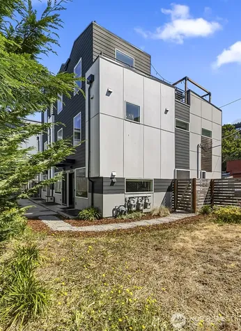 5244 Brooklyn Avenue NE Seattle WA 98105