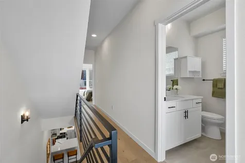 5244 Brooklyn Avenue NE Seattle WA 98105