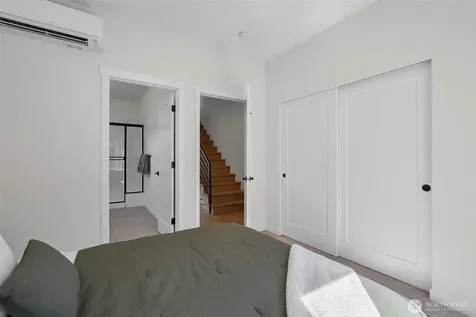 5244 Brooklyn Avenue NE Seattle WA 98105