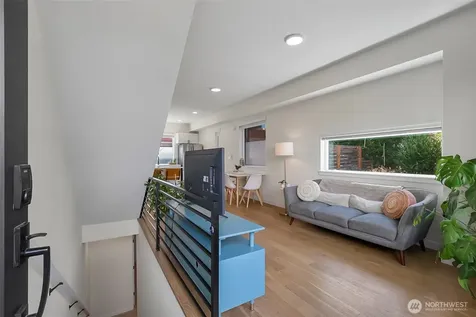 5244 Brooklyn Avenue NE Seattle WA 98105