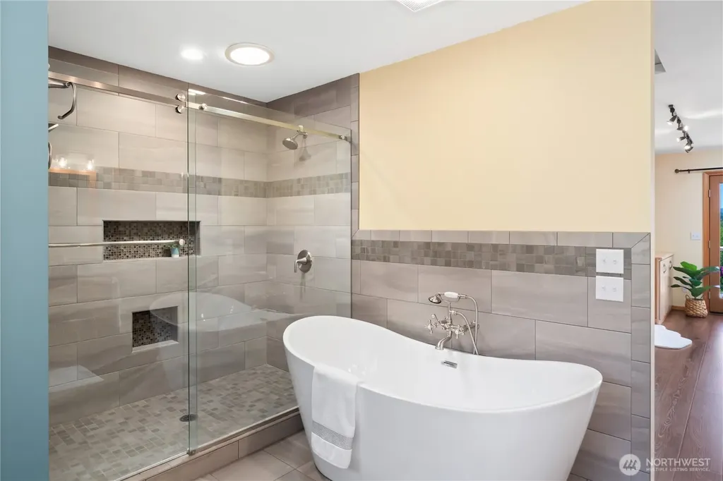 61 Robbins Road Nordland WA 98358