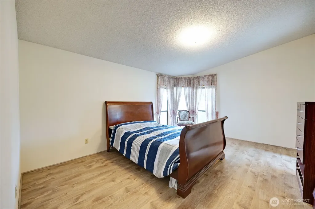 574 NW Silver Glen Lane Bremerton WA 98311