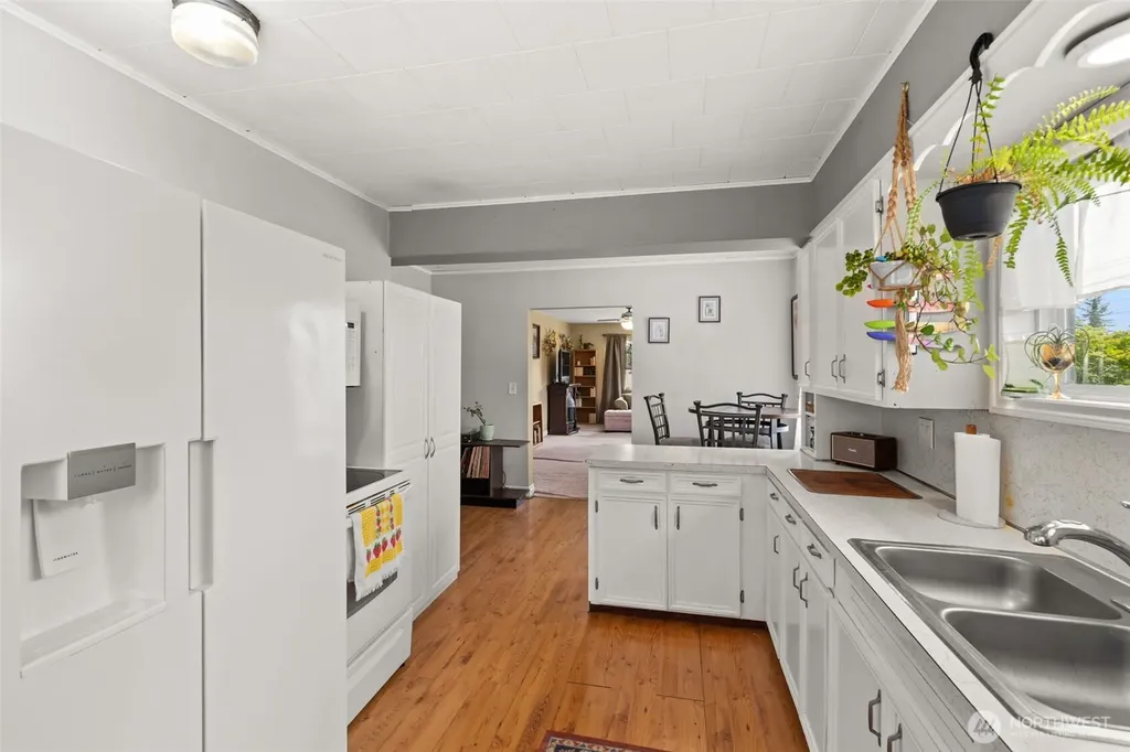 829 Jackson Avenue Raymond WA 98577