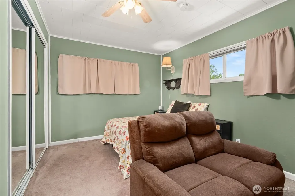 829 Jackson Avenue Raymond WA 98577