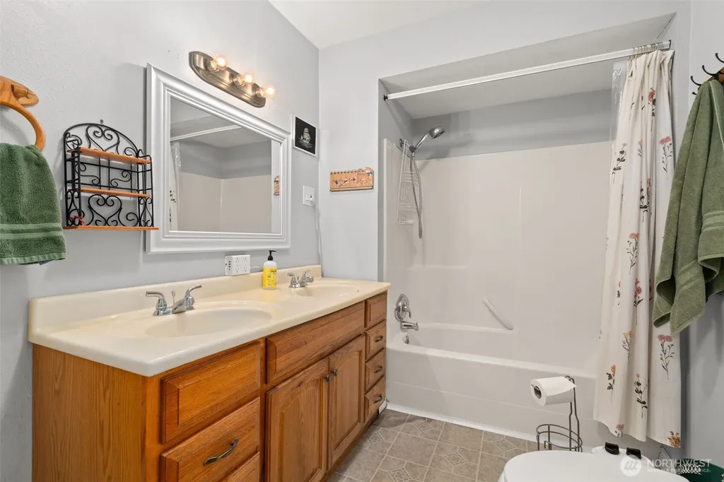 829 Jackson Avenue Raymond WA 98577