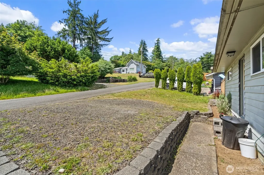 829 Jackson Avenue Raymond WA 98577