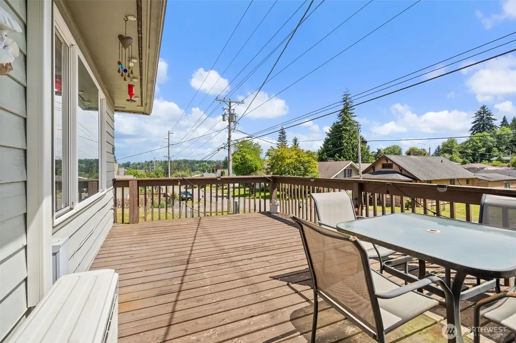 829 Jackson Avenue Raymond WA 98577