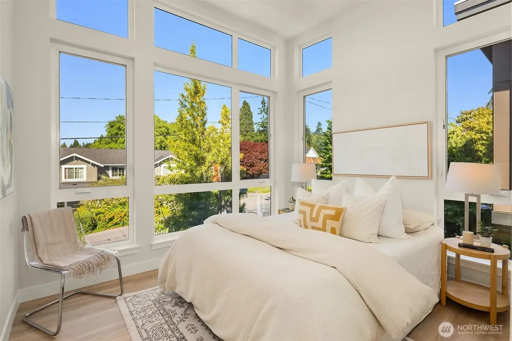 547 16th Avenue W Kirkland WA 98033
