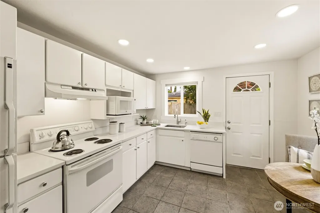 2722 NE Blakeley Street Seattle WA 98105