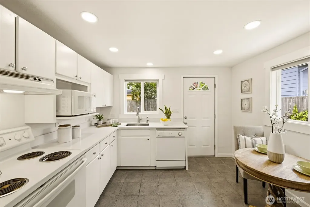 2722 NE Blakeley Street Seattle WA 98105