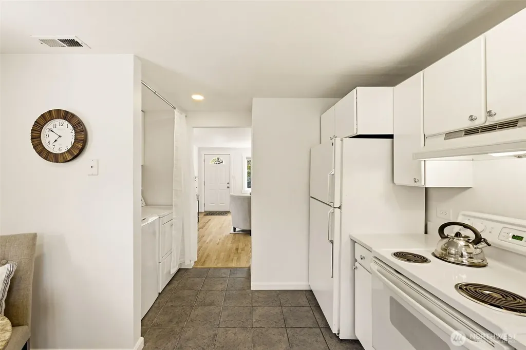 2722 NE Blakeley Street Seattle WA 98105