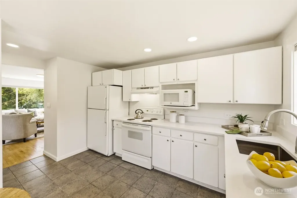 2722 NE Blakeley Street Seattle WA 98105