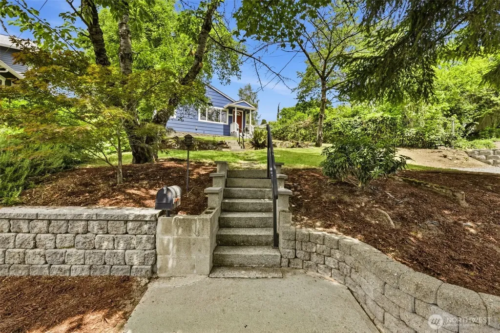 2722 NE Blakeley Street Seattle WA 98105