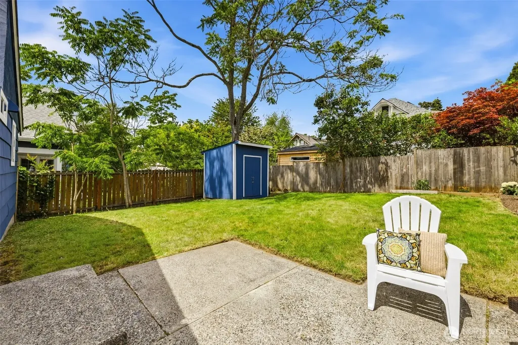 2722 NE Blakeley Street Seattle WA 98105