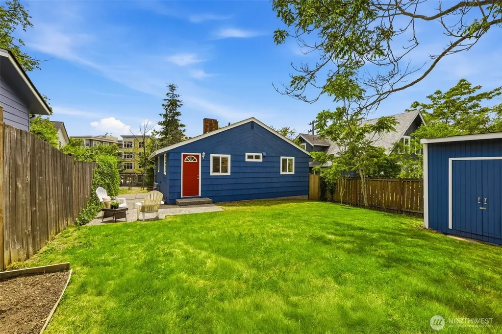 2722 NE Blakeley Street Seattle WA 98105
