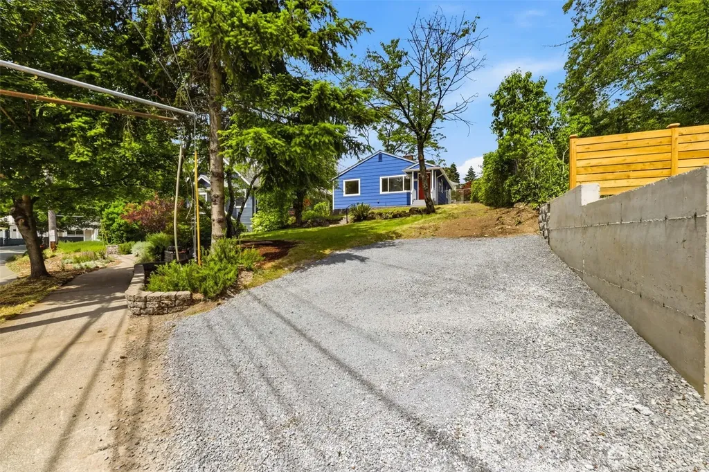 2722 NE Blakeley Street Seattle WA 98105