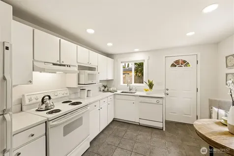 2722 NE Blakeley Street Seattle WA 98105