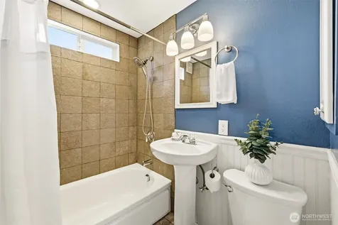 2722 NE Blakeley Street Seattle WA 98105