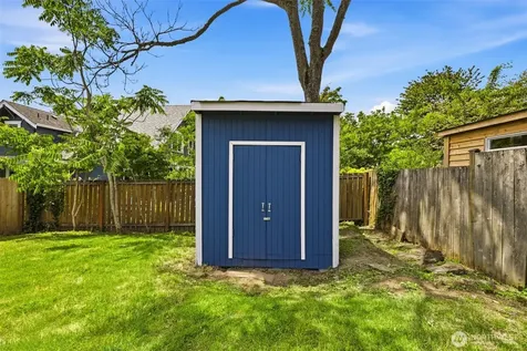2722 NE Blakeley Street Seattle WA 98105