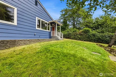 2722 NE Blakeley Street Seattle WA 98105