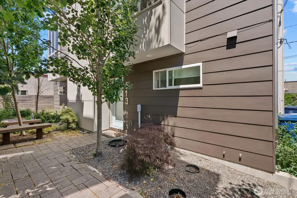 513 S Sullivan Street Seattle WA 98108