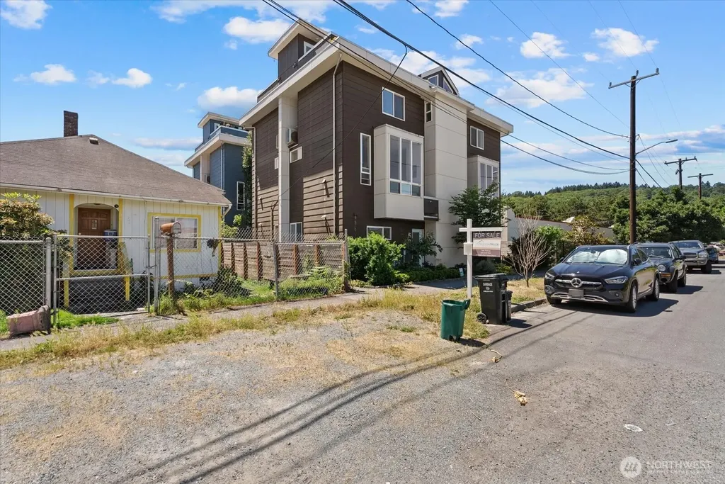 513 S Sullivan Street Seattle WA 98108