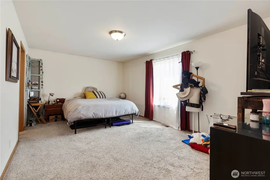 1379 NE Big Berry Loop Oak Harbor WA 98277