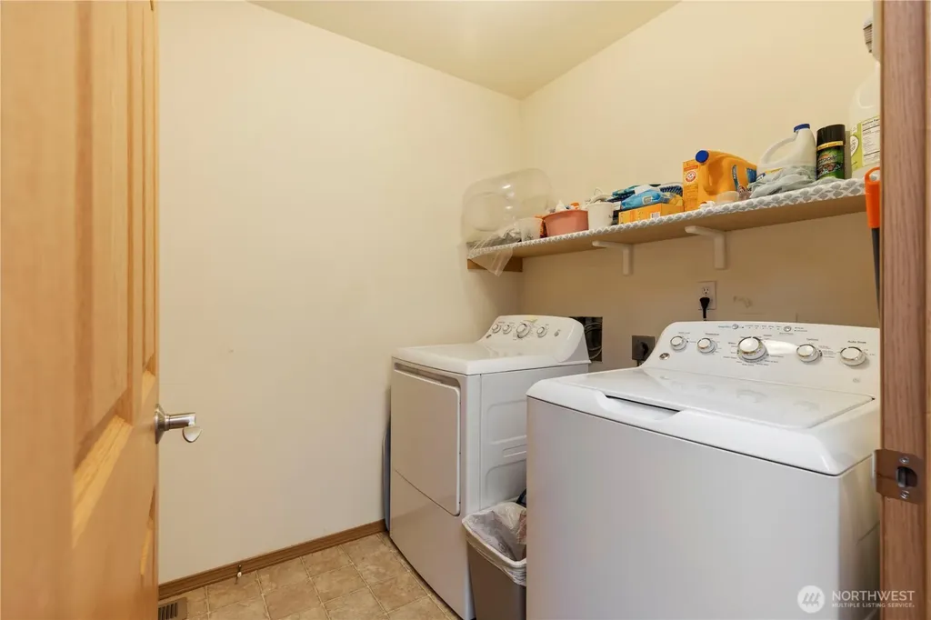 1379 NE Big Berry Loop Oak Harbor WA 98277