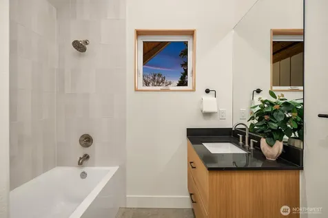 1806 E Mercer Street Seattle WA 98112
