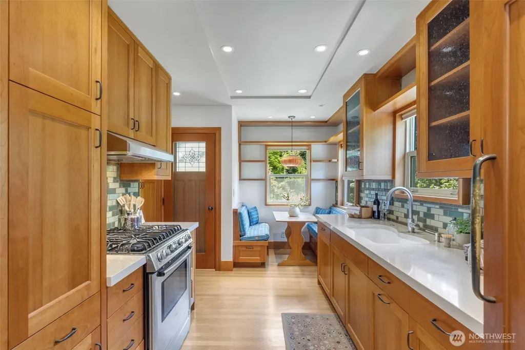 2501 Nob Hill Place N Seattle WA 98109