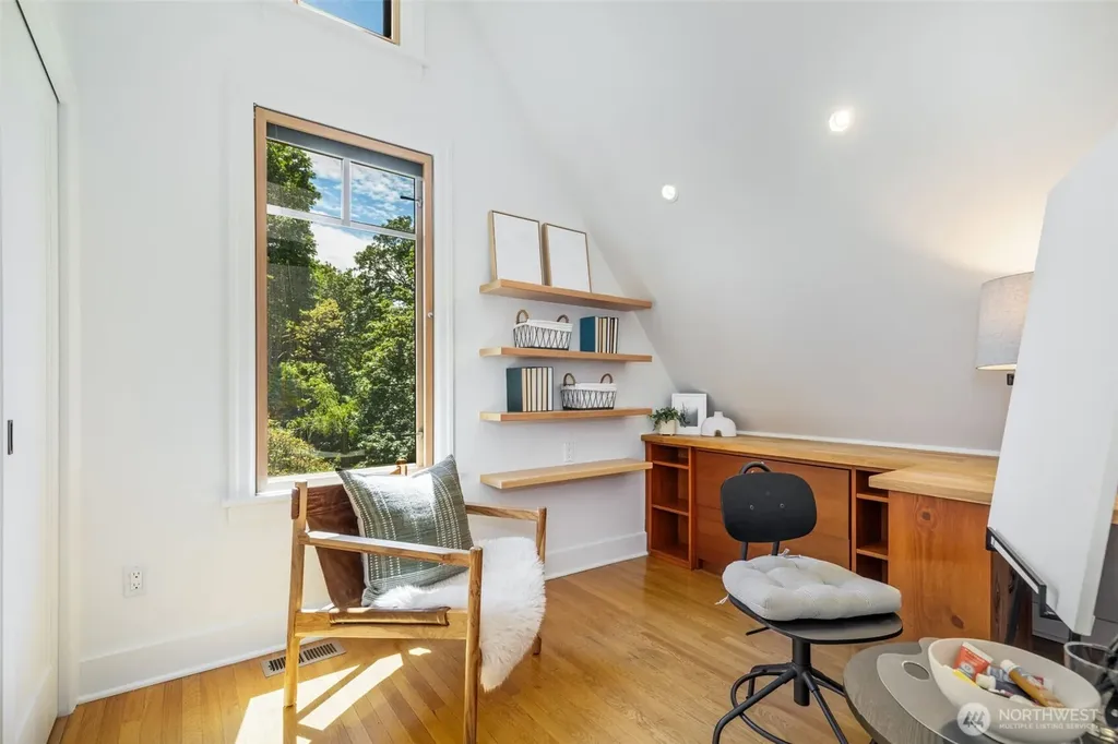 2501 Nob Hill Place N Seattle WA 98109