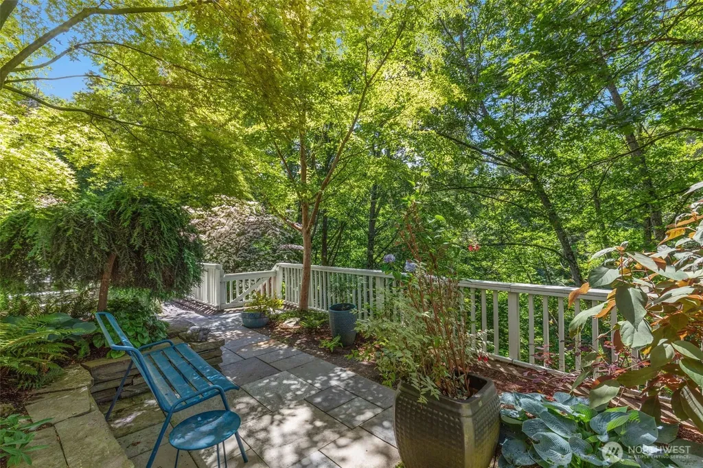2501 Nob Hill Place N Seattle WA 98109