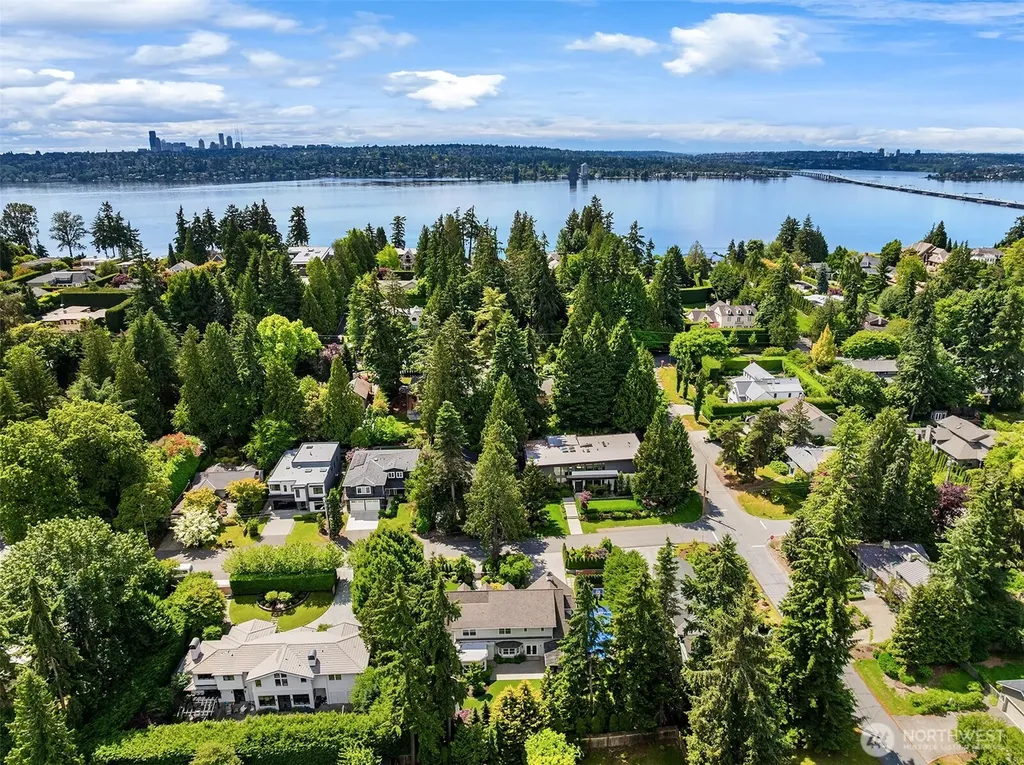 2042 77th Avenue NE Medina WA 98039