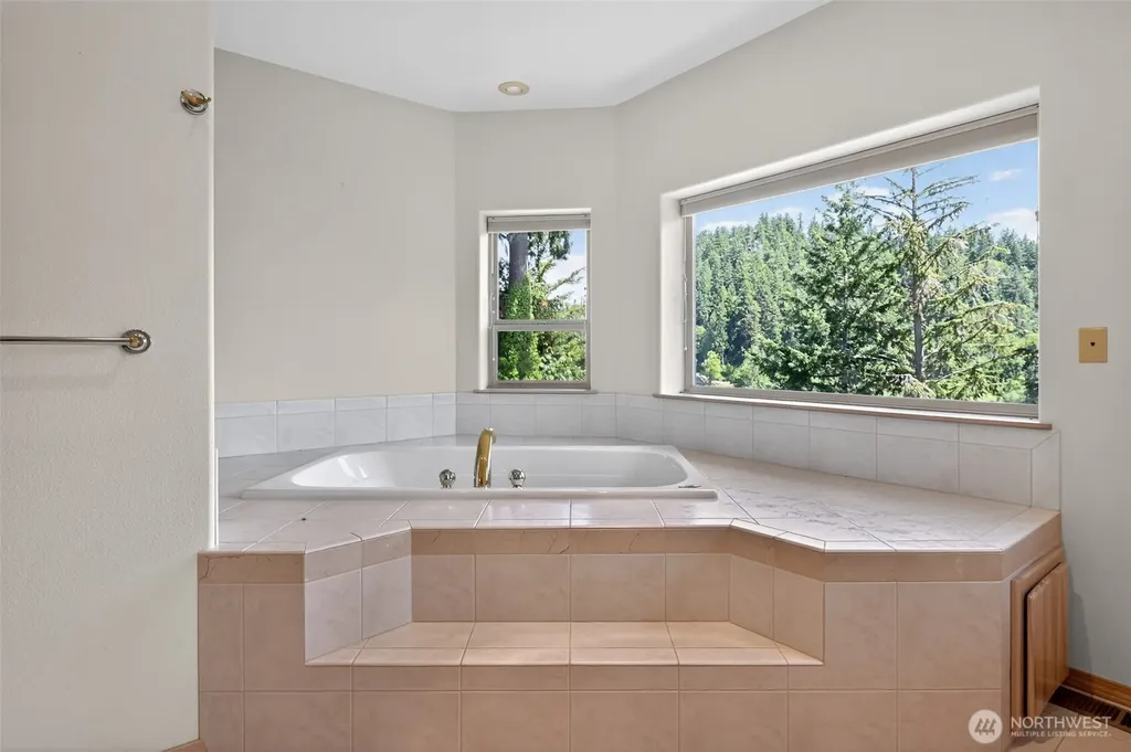 18432 W Lake Desire Drive SE Renton WA 98058