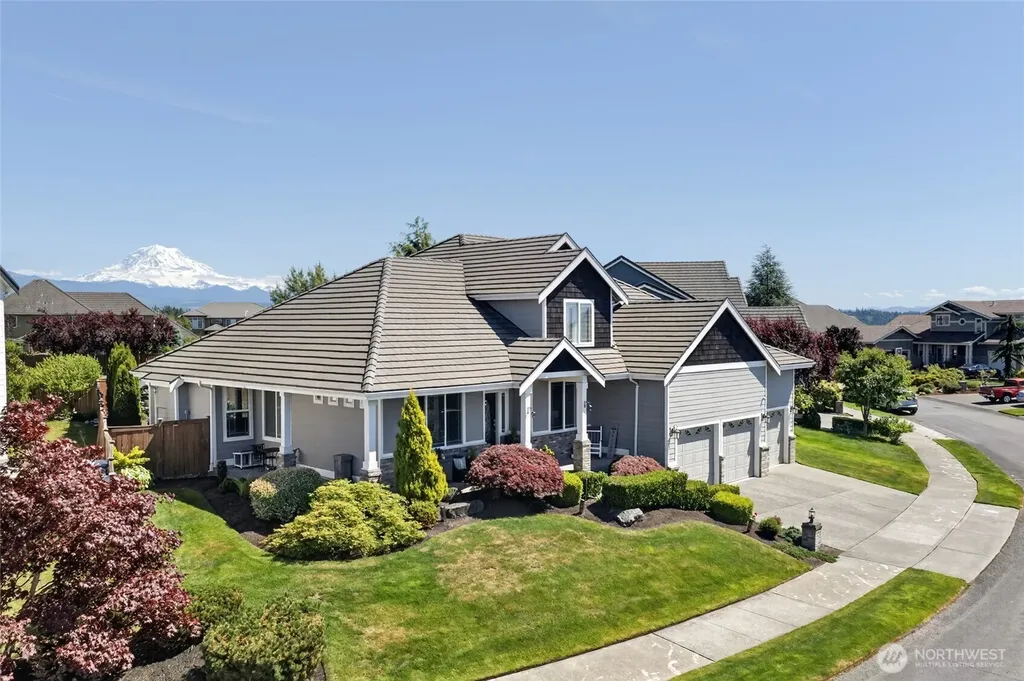 32 Mount Rainier Loop E Bonney Lake WA 98391