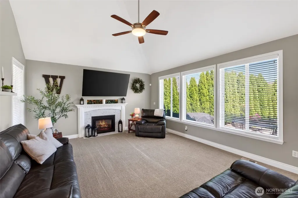 32 Mount Rainier Loop E Bonney Lake WA 98391
