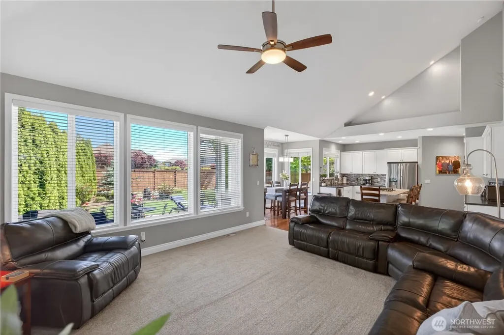 32 Mount Rainier Loop E Bonney Lake WA 98391