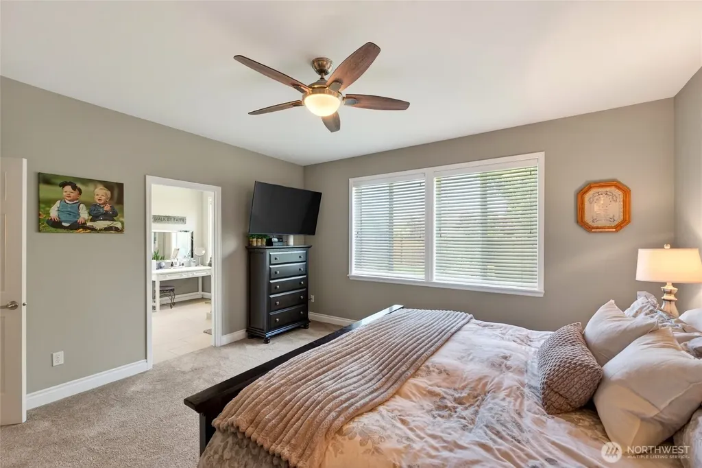 32 Mount Rainier Loop E Bonney Lake WA 98391