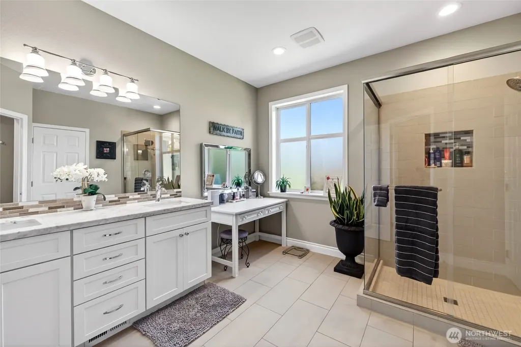 32 Mount Rainier Loop E Bonney Lake WA 98391